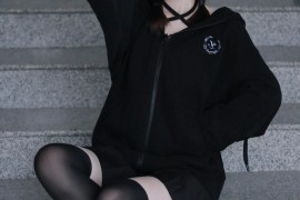 让你怦然心动的过膝黑丝双马尾眼镜娘