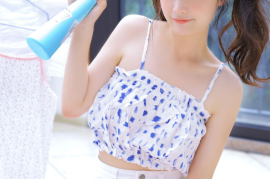 吊带衫美女迷人长腿性感艺术写真