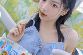 性感美女吊带低胸大胆诱惑写真