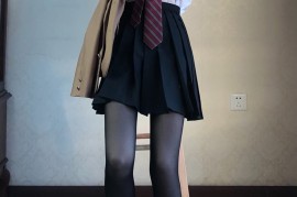 腿超细的黑丝配小皮鞋的JK学生妹