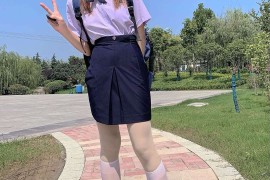 公园里的及膝白丝加小皮鞋小姐姐