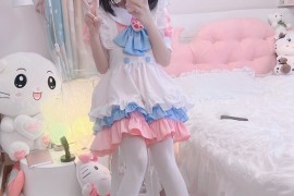 在房间拍照的超可爱白丝双马尾小萝莉