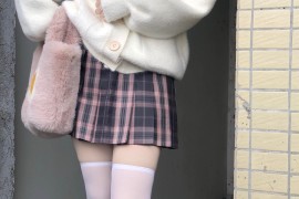 站在门口的JK过膝白丝勒肉感小姐姐
