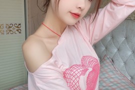 喜欢露肩的白嫩超短裙小姐姐