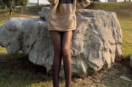 公园里的拉丝黑丝卫衣裸脚小姐姐喜欢吗