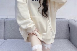 家里的过膝白丝卫衣体操裤小姐姐