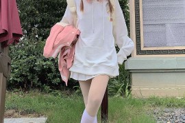 酷酷的及膝白丝运动鞋双马尾小姐姐