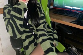 网吧里的卫衣大长腿带尺寸黑丝袜女神